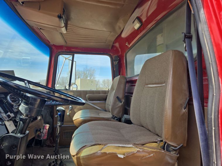 image for item NV9833 1995 Ford L8000 dump truck