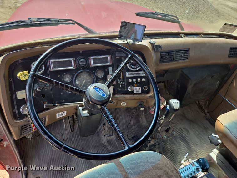 image for item NV9833 1995 Ford L8000 dump truck