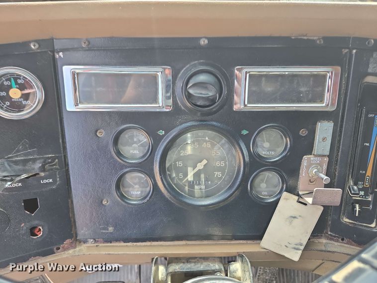 image for item NV9833 1995 Ford L8000 dump truck