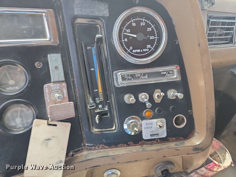 image for item NV9833 1995 Ford L8000 dump truck