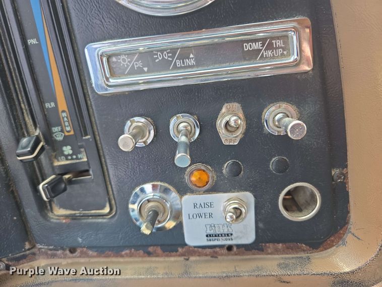 image for item NV9833 1995 Ford L8000 dump truck