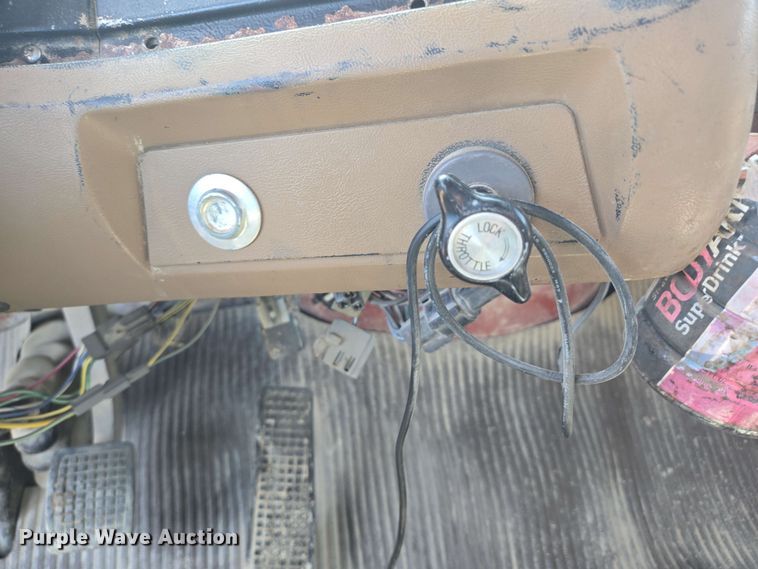 image for item NV9833 1995 Ford L8000 dump truck