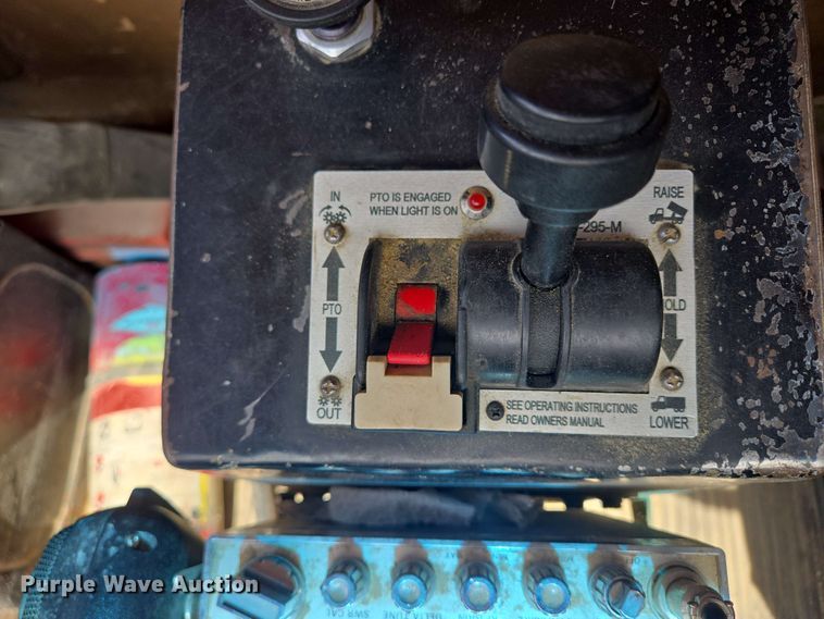 image for item NV9833 1995 Ford L8000 dump truck