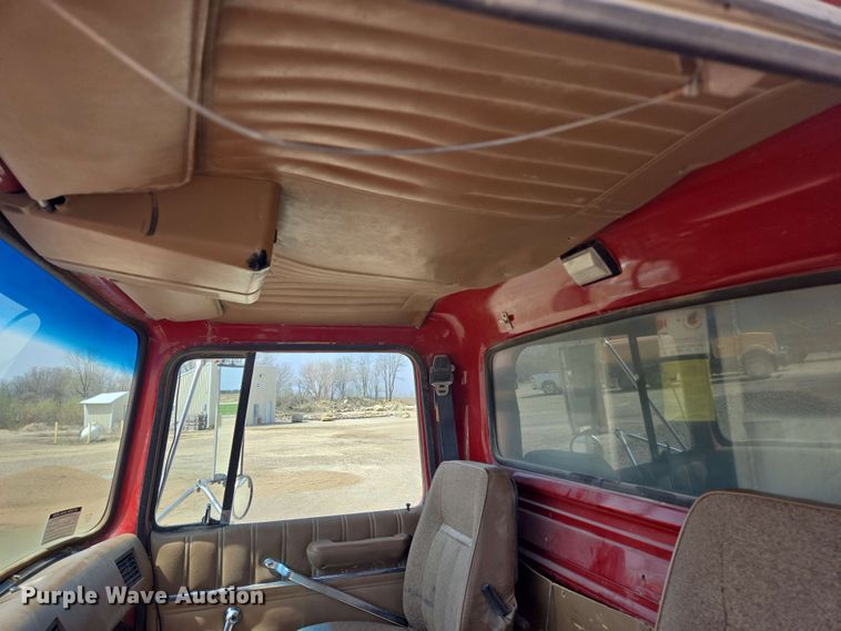 image for item NV9833 1995 Ford L8000 dump truck