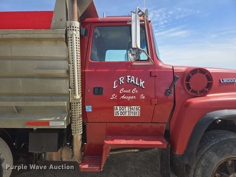 image for item NV9833 1995 Ford L8000 dump truck