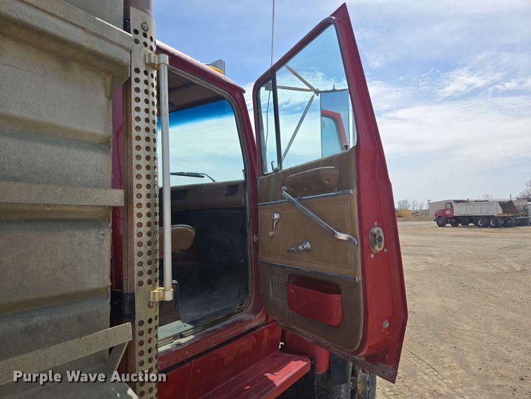 image for item NV9833 1995 Ford L8000 dump truck