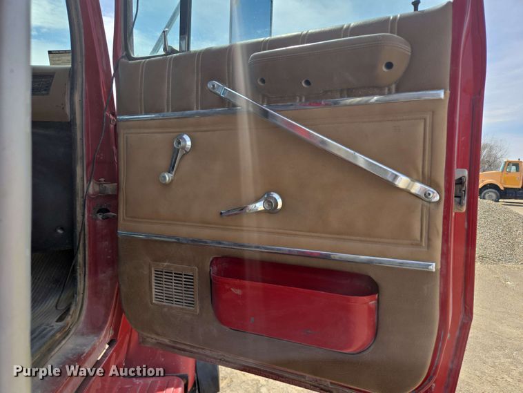 image for item NV9833 1995 Ford L8000 dump truck