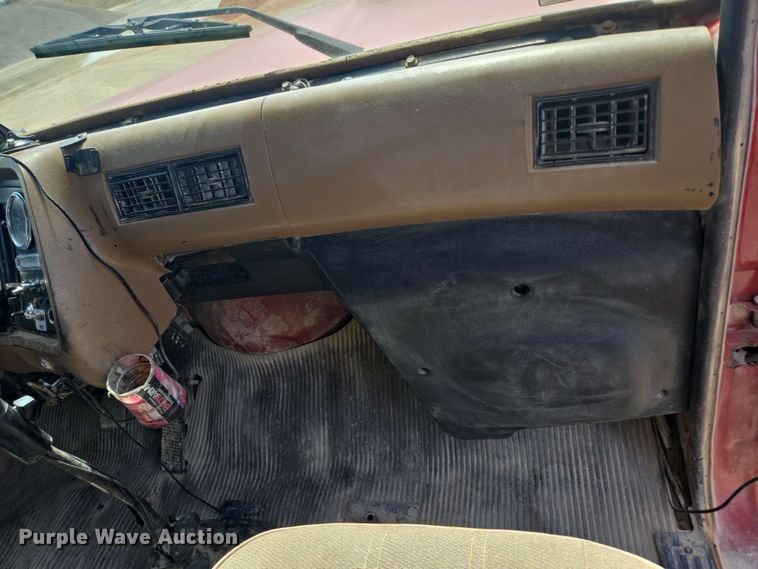 image for item NV9833 1995 Ford L8000 dump truck