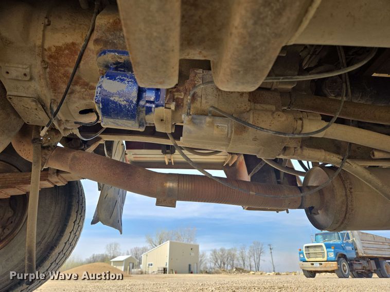 image for item NV9833 1995 Ford L8000 dump truck