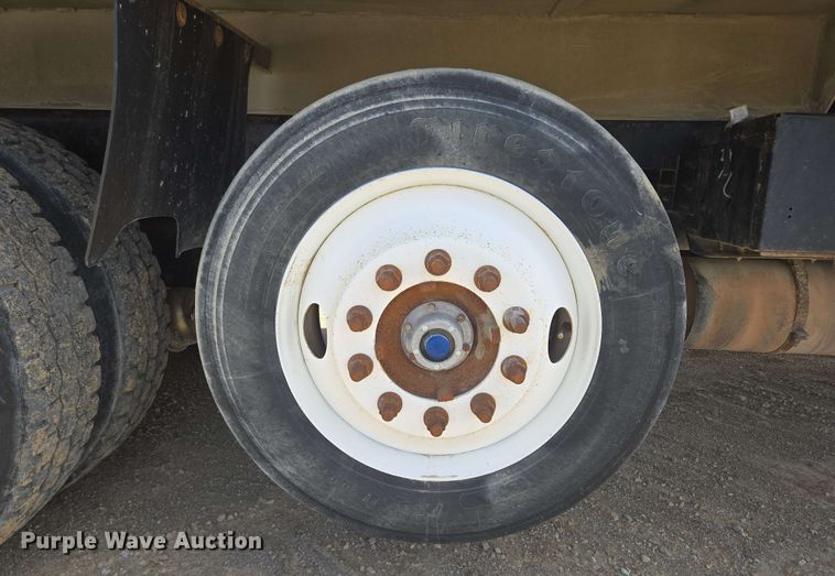 image for item NV9833 1995 Ford L8000 dump truck