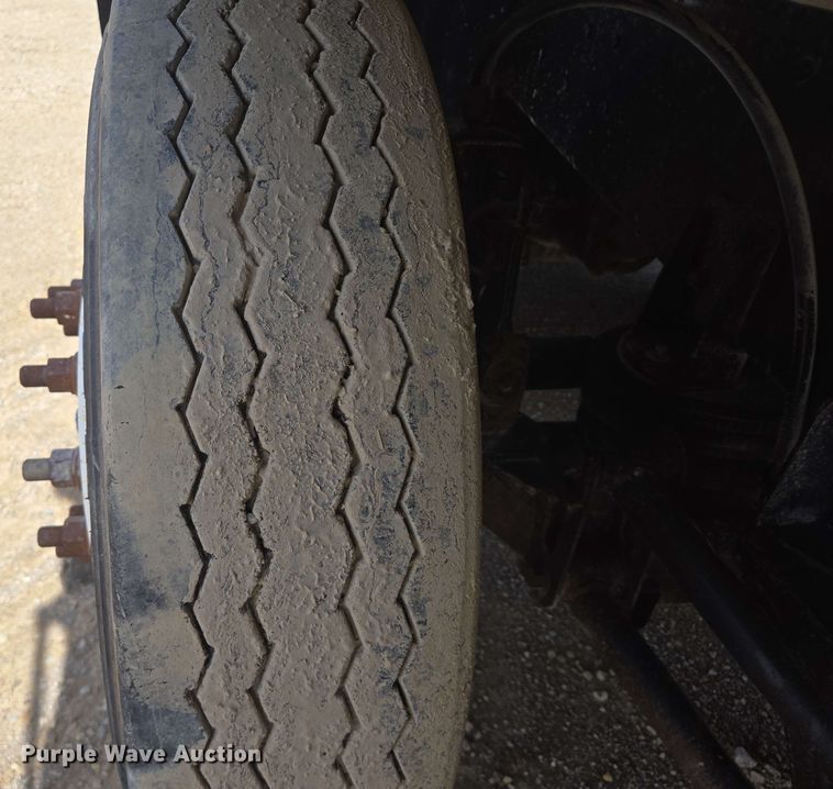 image for item NV9833 1995 Ford L8000 dump truck