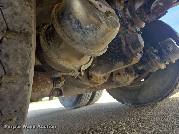 image for item NV9833 1995 Ford L8000 dump truck