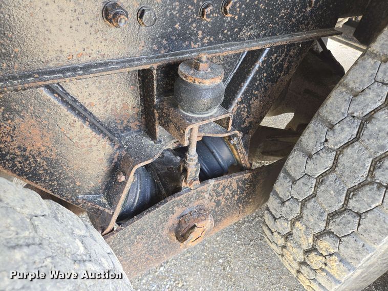 image for item NV9833 1995 Ford L8000 dump truck