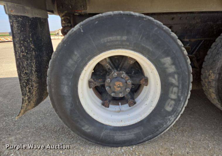 image for item NV9833 1995 Ford L8000 dump truck