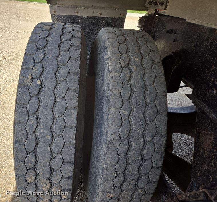 image for item NV9833 1995 Ford L8000 dump truck