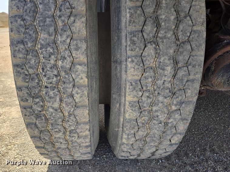 image for item NV9833 1995 Ford L8000 dump truck