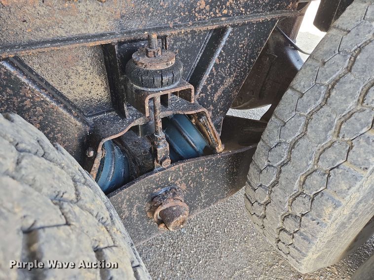 image for item NV9833 1995 Ford L8000 dump truck