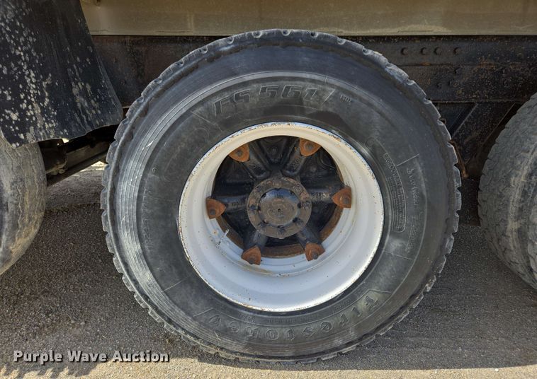 image for item NV9833 1995 Ford L8000 dump truck