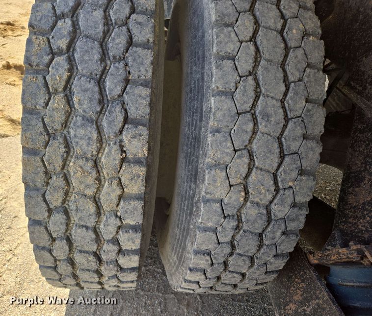 image for item NV9833 1995 Ford L8000 dump truck