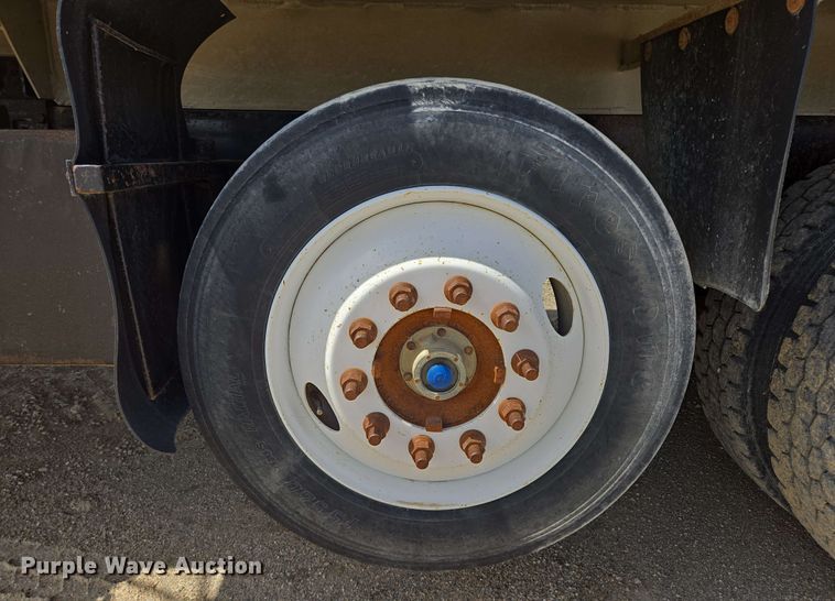 image for item NV9833 1995 Ford L8000 dump truck