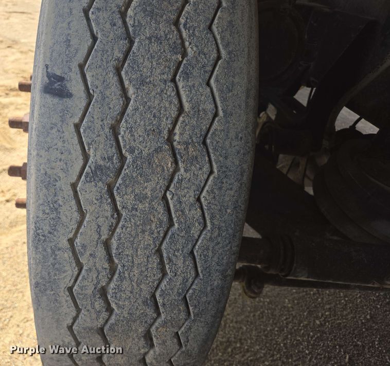 image for item NV9833 1995 Ford L8000 dump truck