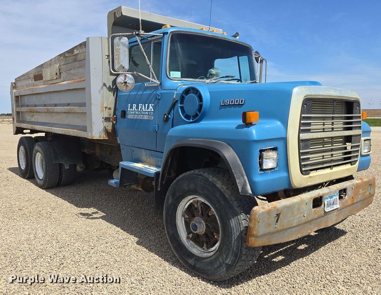 image for item NV9835 1991 Ford L9000 dump truck
