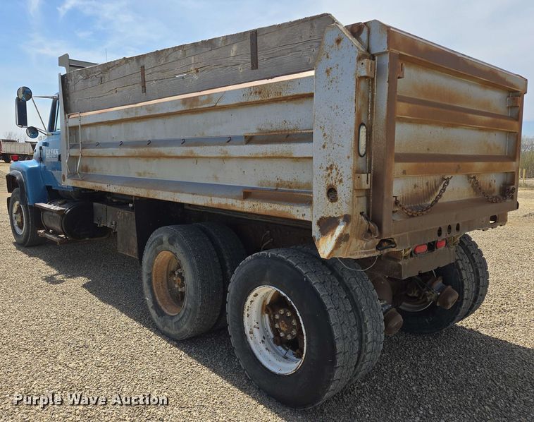 image for item NV9835 1991 Ford L9000 dump truck