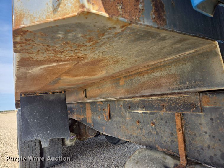 image for item NV9835 1991 Ford L9000 dump truck