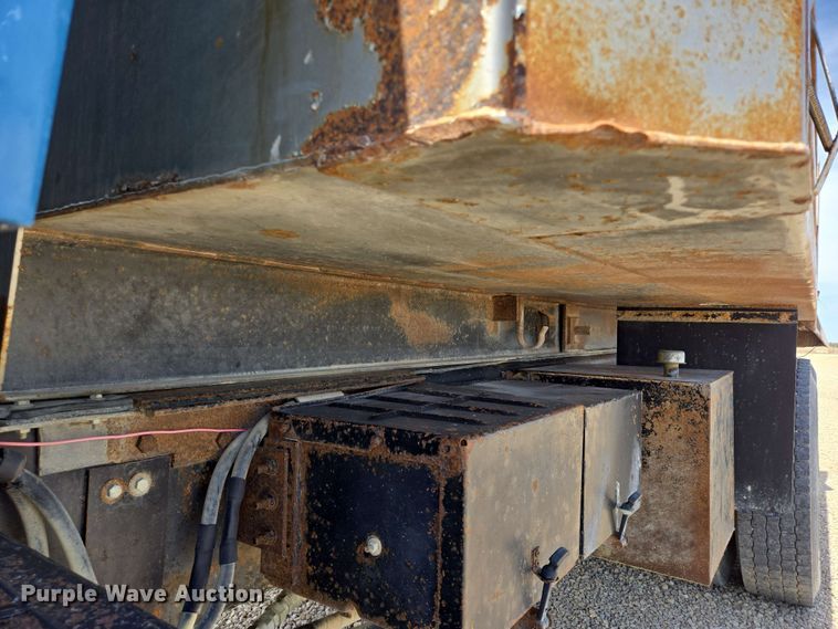 image for item NV9835 1991 Ford L9000 dump truck