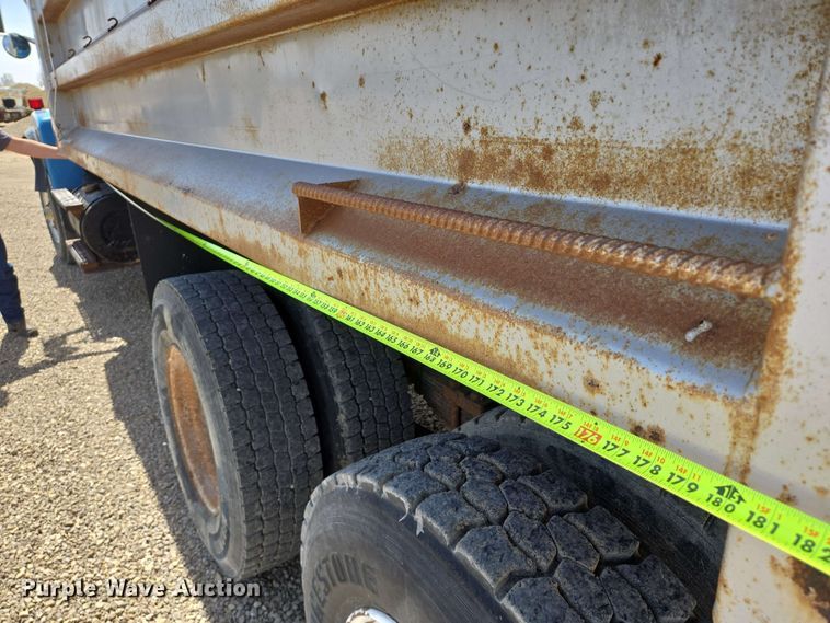 image for item NV9835 1991 Ford L9000 dump truck