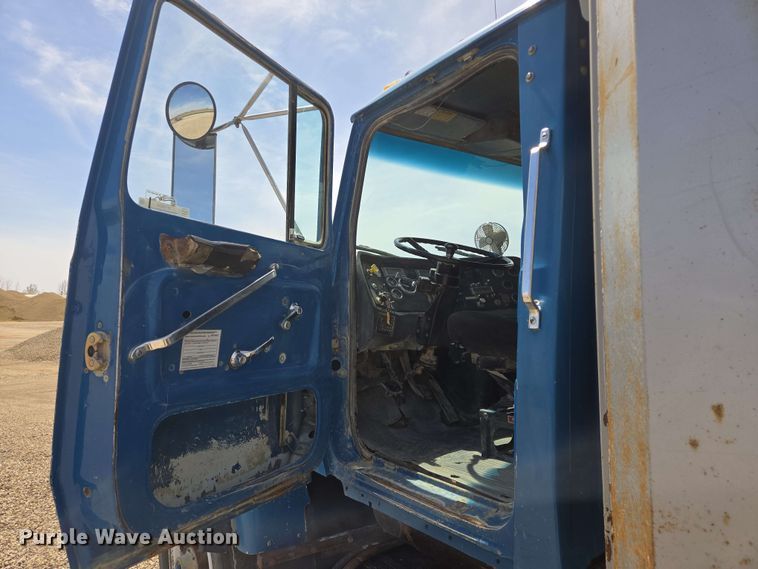 image for item NV9835 1991 Ford L9000 dump truck