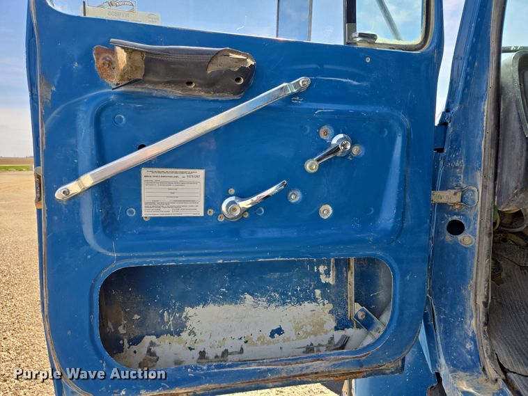 image for item NV9835 1991 Ford L9000 dump truck