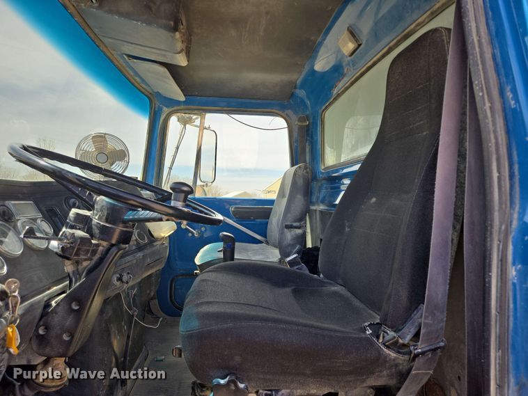 image for item NV9835 1991 Ford L9000 dump truck