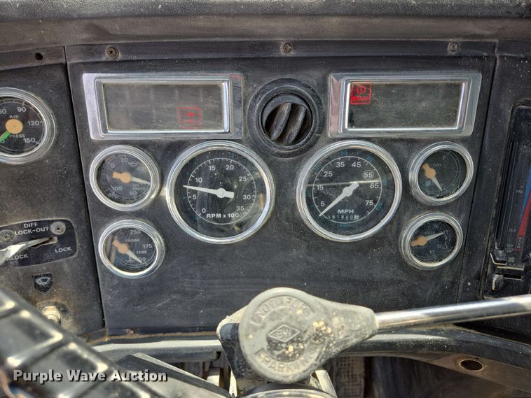 image for item NV9835 1991 Ford L9000 dump truck