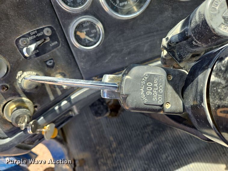 image for item NV9835 1991 Ford L9000 dump truck