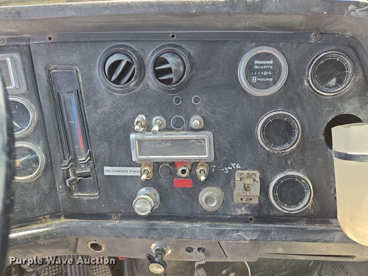 image for item NV9835 1991 Ford L9000 dump truck