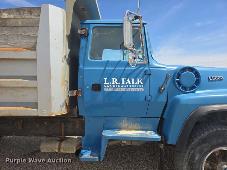 image for item NV9835 1991 Ford L9000 dump truck