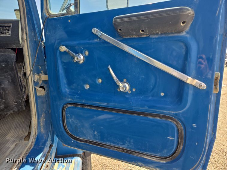 image for item NV9835 1991 Ford L9000 dump truck