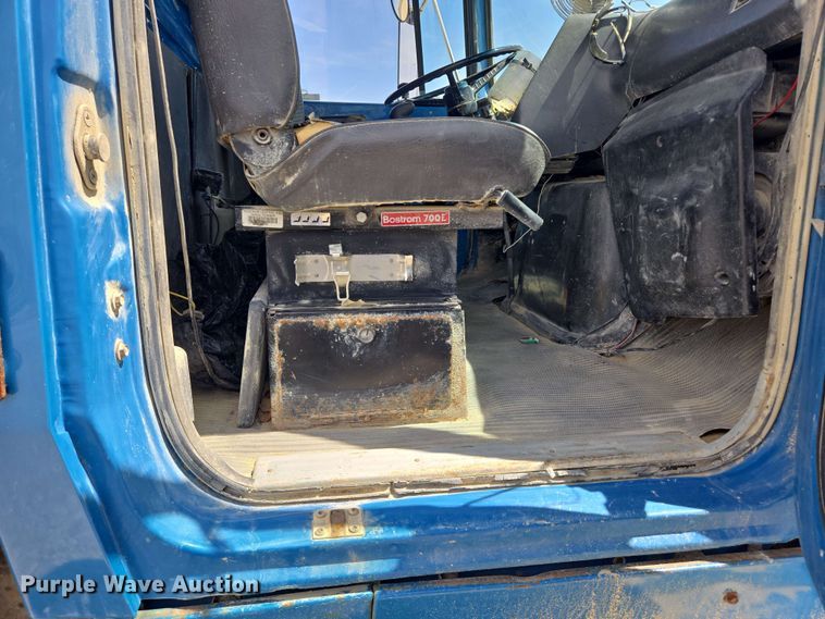 image for item NV9835 1991 Ford L9000 dump truck