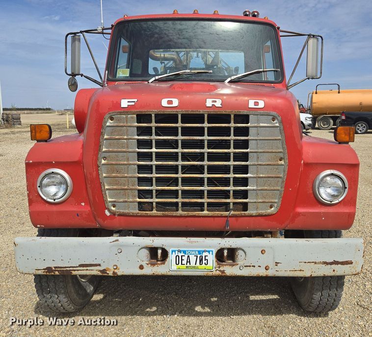 image for item NV9836 1974 Ford LN900 tow truck