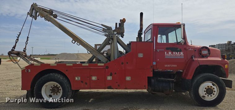 image for item NV9836 1974 Ford LN900 tow truck