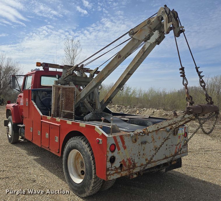 image for item NV9836 1974 Ford LN900 tow truck