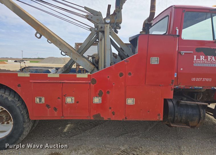 image for item NV9836 1974 Ford LN900 tow truck