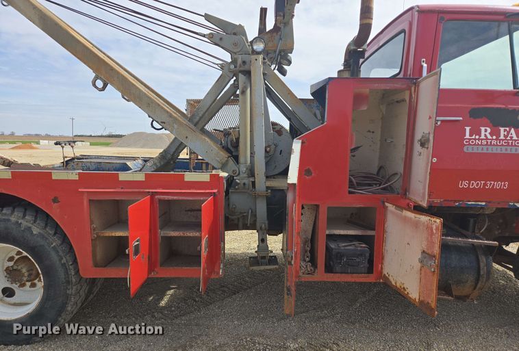 image for item NV9836 1974 Ford LN900 tow truck