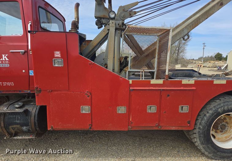 image for item NV9836 1974 Ford LN900 tow truck