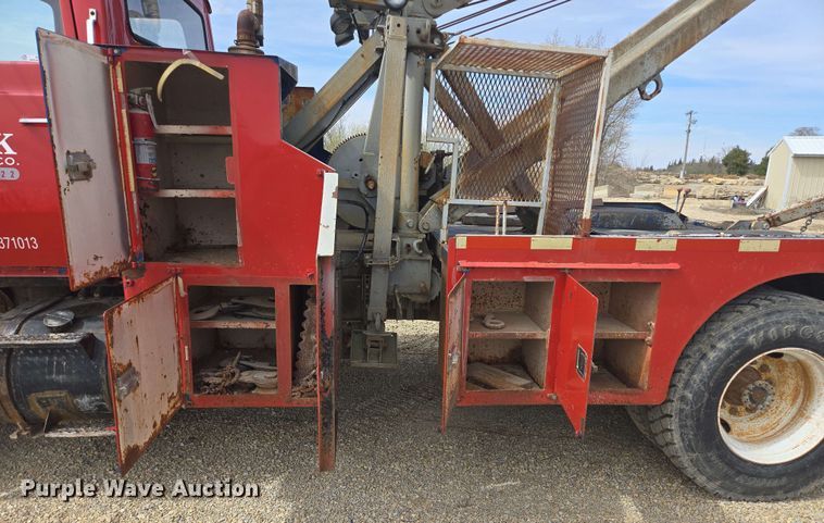 image for item NV9836 1974 Ford LN900 tow truck