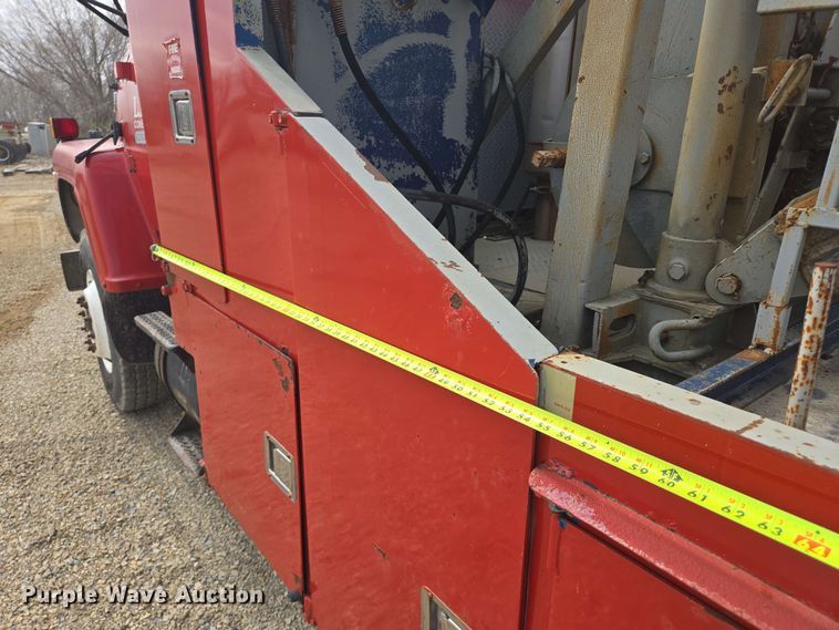 image for item NV9836 1974 Ford LN900 tow truck