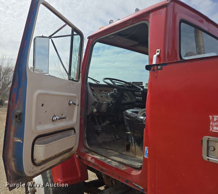 image for item NV9836 1974 Ford LN900 tow truck