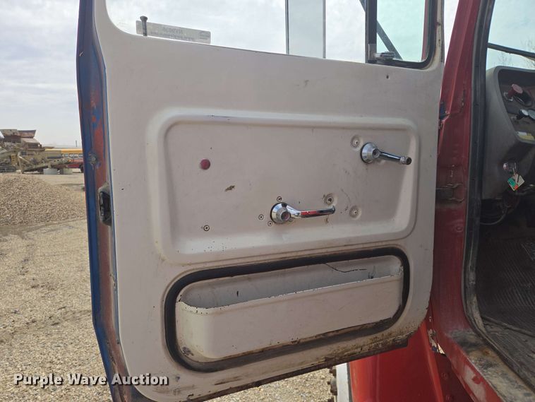 image for item NV9836 1974 Ford LN900 tow truck