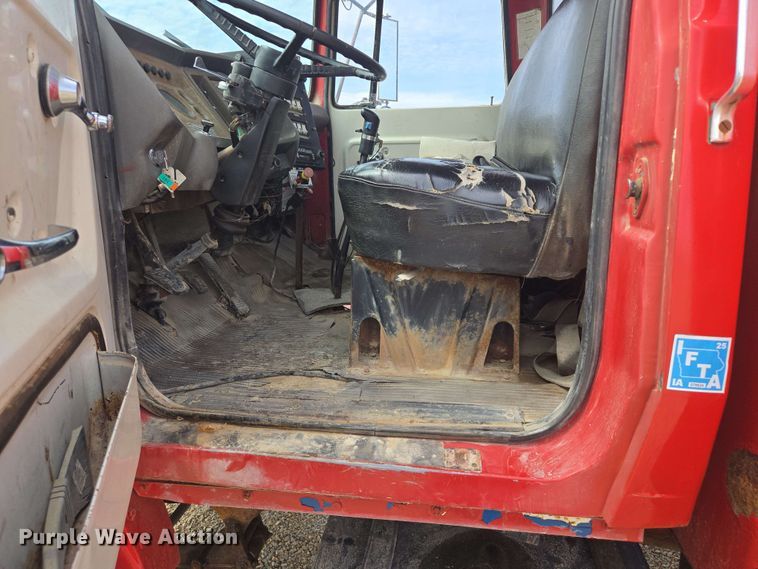 image for item NV9836 1974 Ford LN900 tow truck